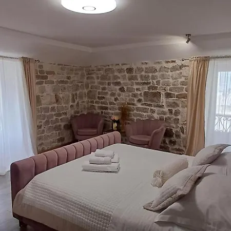 Private In Diocletians Palace ספליט