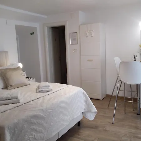 Private In Diocletians Palace Spalato